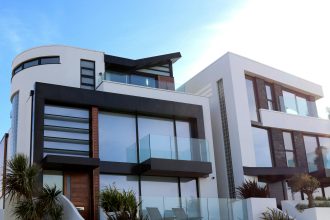 Choisir une agence immobilière à frais fixes pour économiser sur les commissions